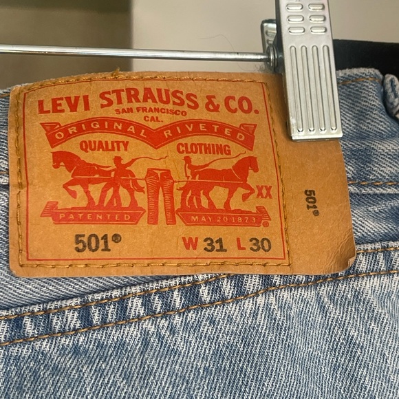 14. 501 Levi’s in a light wash 31 - Picture 3 of 9